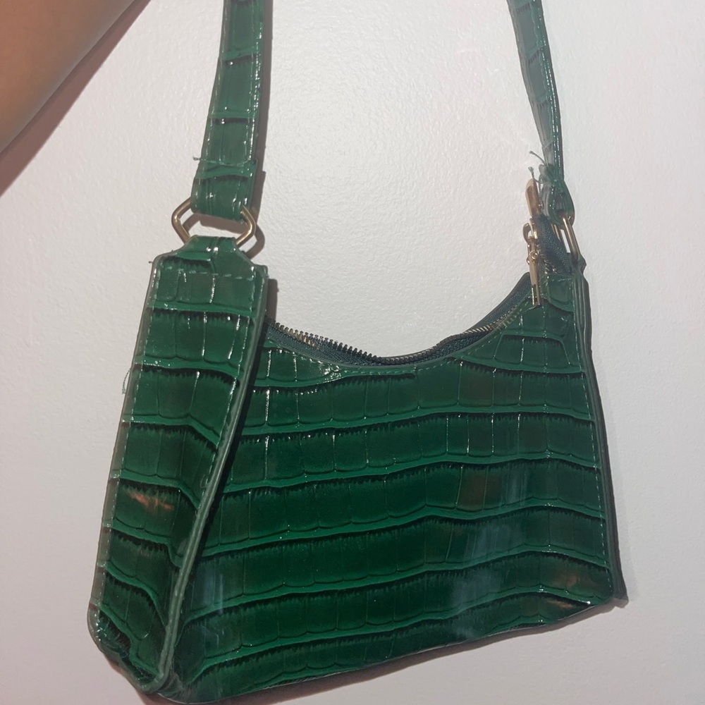Green purse (HANDBAG OR SHOULDER BAG)